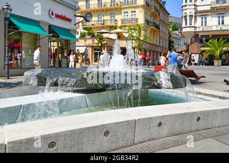 Baden-Baden, Deutschland - Juli 2021: Brunnen auf dem Leopoldsplatz im historischen Stadtzentrum der Kurstadt Baden-Baden an einem sonnigen Sommertag Stockfoto