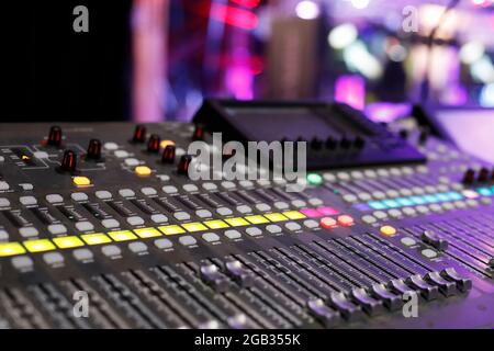 Digitales Audio-Mischpult bei einem Live-Event. Selektiver Fokus. Stockfoto