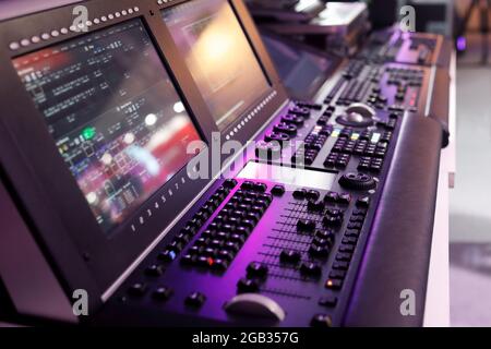 Moderne digitale Lichtsteuerpulte. Selektiver Fokus. Stockfoto