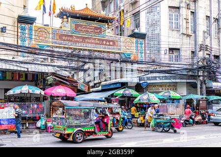 Bangkok, Thailand - 24. Oktober 2019: Typische Straße in Chinatown. Die Gegend ist der älteste Teil von Bangkok Stockfoto
