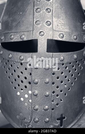 Alte Ritter Eisenmaske Nahaufnahme schwarz-weiß Stockfoto