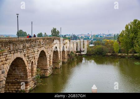 Die von Römern gebauten beigefarbenen Steinbögen überbrücken den Fluss Albarregas in der Stadt Merida Stockfoto