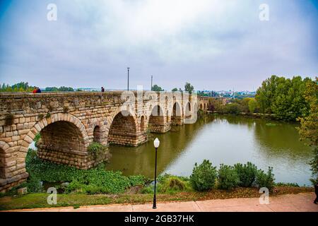 Die von Römern gebauten beigefarbenen Steinbögen überbrücken den Fluss Albarregas in der Stadt Merida Stockfoto
