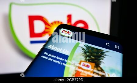 Handy mit Webseite des landwirtschaftlichen Unternehmens Dole plc auf dem Bildschirm vor dem Logo. Konzentrieren Sie sich auf die obere linke Seite des Telefondisplays. Stockfoto