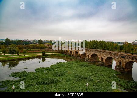 Die von Römern gebauten beigefarbenen Steinbögen überbrücken den Fluss Albarregas in der Stadt Merida Stockfoto
