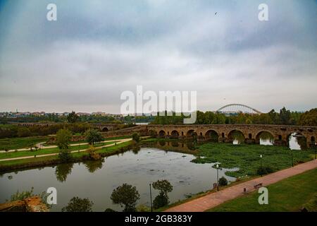 Die von Römern gebauten beigefarbenen Steinbögen überbrücken den Fluss Albarregas in der Stadt Merida Stockfoto