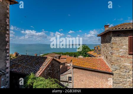 Schöne Aussicht auf den Trasimenischen See und die Inseln, vom historischen Zentrum von Passignano, Italien Stockfoto