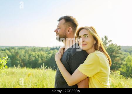 Porträt eines glücklichen Ehepaares mittleren Alters am sonnigen Sommertag Stockfoto