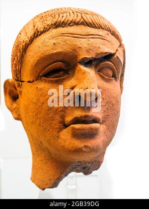 Männlicher Kopf aus Terrakotta aus dem Votivdepot am Altar der Königin (4. - 3. Jh. BC) - Archäologisches Nationalmuseum Tarquinia, Italien Stockfoto