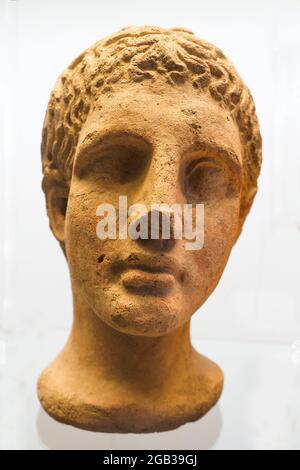 Männlicher Kopf aus Terrakotta aus dem Votivdepot am Altar der Königin (4. - 3. Jh. BC) - Archäologisches Nationalmuseum Tarquinia, Italien Stockfoto