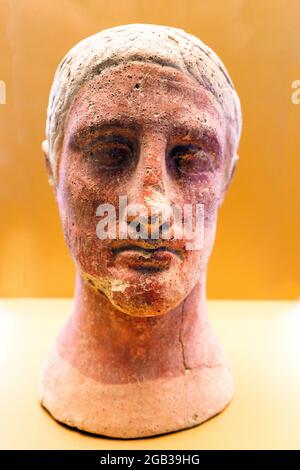 Männlicher Kopf aus Terrakotta mit Spuren roter Pigmentierung aus der Votivablagerung am Altar der Königin (4. - 3. Jh. BC) - Archäologisches Nationalmuseum Tarquinia, Italien Stockfoto