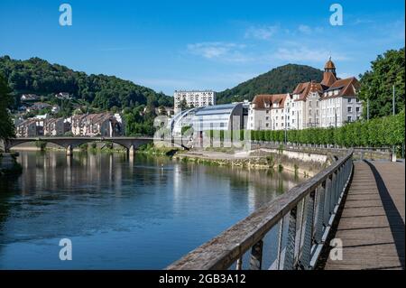 Quai Veil Picard, angrenzend an den Doubs-Fluss im Schlachtfeld von Besançon, Frankreich Stockfoto