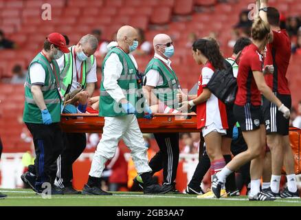 London, England, 1. August 2021. Jordan Nobbs von Arsenal wird vom Spielfeld genommen, nachdem er sich beim Freundschaftsspiel vor der Saison im Emirates Stadium in London verletzt hat. Bildnachweis sollte lauten: Paul Terry / Sportimage Kredit: Sportimage/Alamy Live News Stockfoto