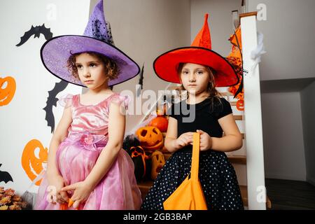 Kleine Mädchen Hexen warten auf halloween Leckereien Stockfoto