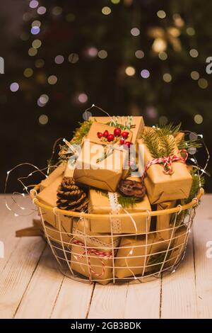 Die Öko Weihnachtsgeschenke in einem Korb für Adventskalender Stockfoto