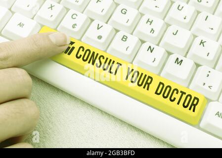 Textschild mit der Anzeige „Konsultieren Sie Ihren Arzt“. Geschäftsidee Fragen Sie nach Informationen oder Rat von einem Arzt Typing Cooking Lesson Guidebook, Retyping Stockfoto