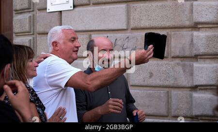 LECCO CITY - ITALIEN - 31. Juli 2021: Lecco Film Fest 2021 der italienische Schauspieler Antonio Albanese macht Selfie Stockfoto