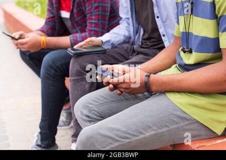 Nahaufnahme sehen junge Männer, die auf die Smartphones schauen Stockfoto