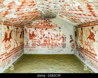 Fresken bemalte Wände in Tomba del Triclinio (Grab des Tricliniums) 5. Jahrhundert v. Chr. - Archäologisches Nationalmuseum Tarquinia, Italien Stockfoto