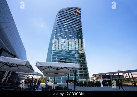 MAILAND, ITALIEN 15. JUNI 2021 - Libeskind Tower oder PwC Tower im Stadtleben-Viertel „Tre Torri“ in Mailand, Italien Stockfoto