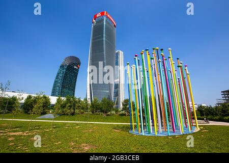 MAILAND, ITALIEN 15. JUNI 2021 - 'Tre Torri' komplexe Gebäude im City Life District und Colouris (Pascale Marthine Tayou) Skulptur in Mailand, Italien Stockfoto