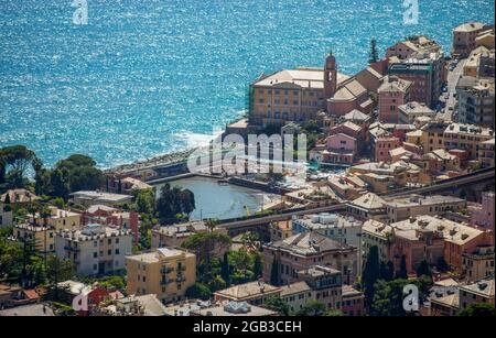 Luftaufnahme des kleinen Hafens von Nervi in Genua, Italien Stockfoto