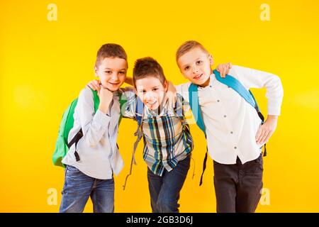 Die kleinen Schüler haben Spaß und zeigen ihre Kraft Stockfoto