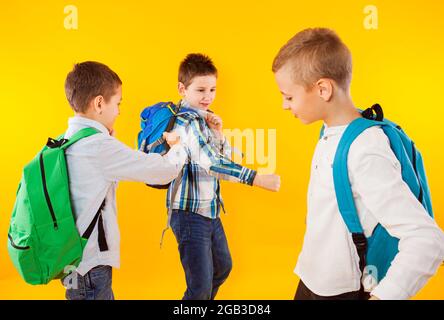 Die kleinen Schüler haben Spaß und zeigen ihre Kraft Stockfoto