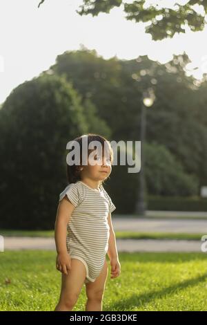 Kleiner 1-jähriger Latino-Junge im Park bei Sonnenuntergang Stockfoto