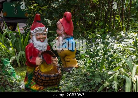 Zwei Zwerge zwischen Pflanzen auf einem Minigolfplatz aus einem Vergnügungspark im Urlaub Stockfoto