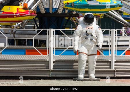 Stehender Astronaut in einem Vergnügungspark in wien im Urlaub Stockfoto