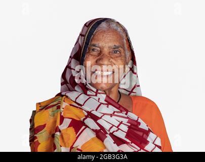 Porträt einer alten Frau, ältere Inderin in Saree. Großmutter. Stockfoto