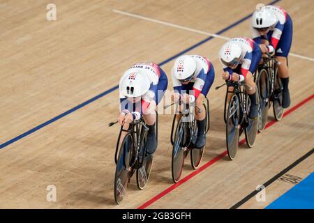 Tokio, Japan. August 2021. TOKIO, JAPAN – 2. AUGUST: Katie Archibald aus Großbritannien, Elinor Barker aus Großbritannien, Neah Evans aus Großbritannien und Josie Knight aus Großbritannien treten am 2. August 2021 im Rahmen der Olympischen Spiele 2020 in Tokio im Izu Velodrome in Tokio (Foto: Yannick Verhoeven/Orange Picles) im Wettbewerb um das Frauenteam Persuit Qualifying an. Quelle: Orange Pics BV/Alamy Live News Stockfoto