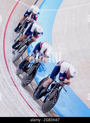 Ethan Hayter, Edward Clancy, Ethan Vernon und Oliver Wood aus Großbritannien beim Mannschaftsverfolgung-Qualifying im Izu Velodrome am zehnten Tag der Olympischen Spiele 2020 in Tokio in Japan. Bilddatum: Montag, 2. August 2021. Stockfoto