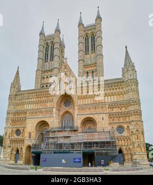 Westfassade und Eingang zur Kathedrale in Lincoln, England, während der Restaurierung eines Fries, Juli 2021. Stockfoto