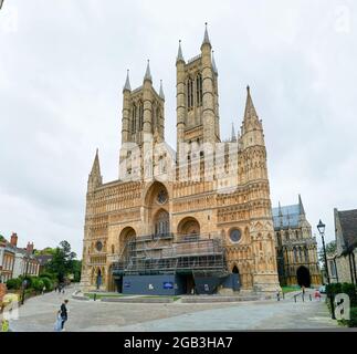 Westfassade und Eingang zur Kathedrale in Lincoln, England, während der Restaurierung eines Fries, Juli 2021. Stockfoto