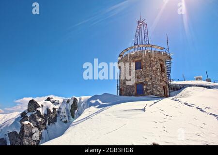 Blick auf die meteorologische Forschungsstation auf dem Gipfel des Kasprowy Wierch in der polnischen Tatra Stockfoto