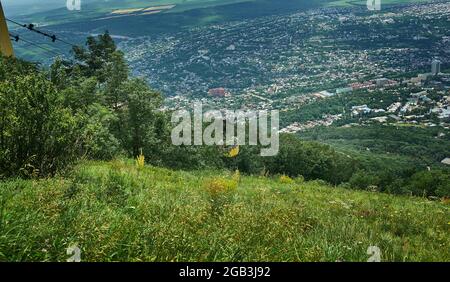 Blick auf die Stadt Pyatigorsk von der Spitze des Berges Maschuk., Stadt in der Region Stawropol, Russland am Fluss Podkumok gelegen, älteste Kurorte Stockfoto