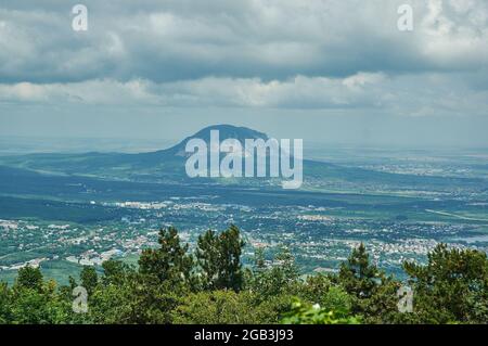 Blick auf die Stadt Pyatigorsk von der Spitze des Berges Maschuk., Stadt in der Region Stawropol, Russland am Fluss Podkumok gelegen, älteste Kurorte Stockfoto