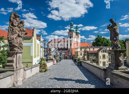 St. John-Brücke, mittelalterliche gotische Brücke, 1390, barocke Statuen und barocke Kirche unserer Lieben Frau vom Rosenkranz, in Klodzko, Niederschlesien, Polen Stockfoto