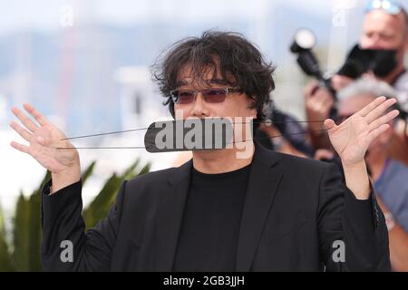 (210802) -- PEKING, 2. August 2021 (Xinhua) -- der südkoreanische Regisseur Bong Joon-Ho posiert während der Fotozelle beim 74. Filmfestival von Cannes in Cannes, Frankreich, 7. Juli 2021. (Xinhua/Gao Jing) Stockfoto