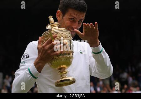 (210802) -- PEKING, 2. August 2021 (Xinhua) -- Novak Djokovic aus Serbien feiert mit der Trophäe, nachdem er am 11. Juli 2021 bei der Wimbledon Tennis Championship in London, Großbritannien, das Männerfinale gewonnen hat. (Xinhua/Tim Irland) Stockfoto