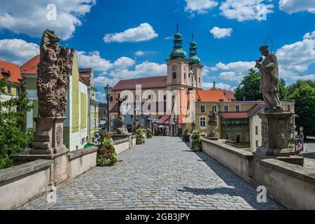 St. John-Brücke, mittelalterliche gotische Brücke, 1390, barocke Statuen und barocke Kirche unserer Lieben Frau vom Rosenkranz, in Klodzko, Niederschlesien, Polen Stockfoto