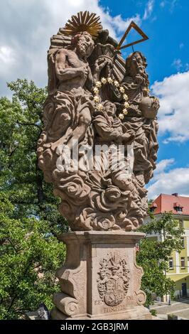 Heilige Dreifaltigkeit, Krönung der seligen Jungfrau Maria, Statue aus dem 18. Jahrhundert an der St. John Brücke, in Klodzko, Niederschlesien, Polen Stockfoto