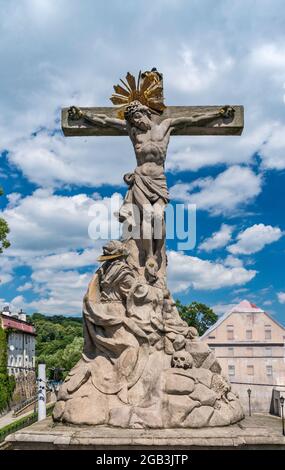 Christus gekreuzigt, Maria Magdalena zu seinen Füßen, Statue aus dem 18. Jahrhundert auf der St. John Bridge, in Klodzko, Niederschlesien, Polen Stockfoto