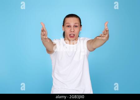 Emotionen eines Fernsehfans. Schreie, Hass, Wut. Stockfoto