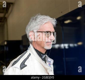 Nahaufnahme von Damon Hill OBE, in der Pit Garage 27, beim Silverstone Classic 2021, kurz bevor er eine Demonstration seines Meisterschaftssiegers Williams FW18 Formel-1-Autos gab Stockfoto