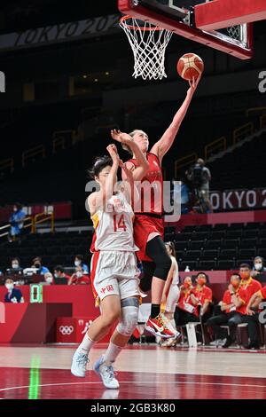 Die Chinesin Yueru Li und die belgische Cats Julie Allemand kämpfen während eines Basketballspiels zwischen den belgischen Katzen und China bei den Frauen um den Ball Stockfoto