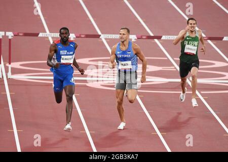 Kyron McMaster (IVB), Rasmus Magi (EST), Abdelmalik Lahoulou (ALG) treten während der Olympischen Spiele Tokyo 2020, Athletics, am 1. August 2021 im Tokyo Olympic Stadium in Tokyo, Japan, im Halbfinale der 400-Meter-Hürden der Männer an. - Foto Yoann Cambefort / Marti Media / DPPI Stockfoto