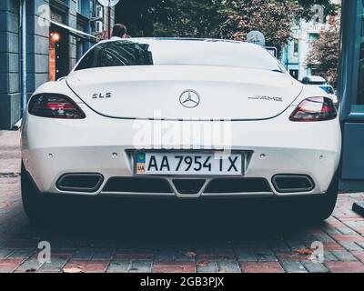 Kiew, Ukraine - 25. August 2010: Weißer Mercedes-Benz SLS AMG parkt in der Stadt Stockfoto